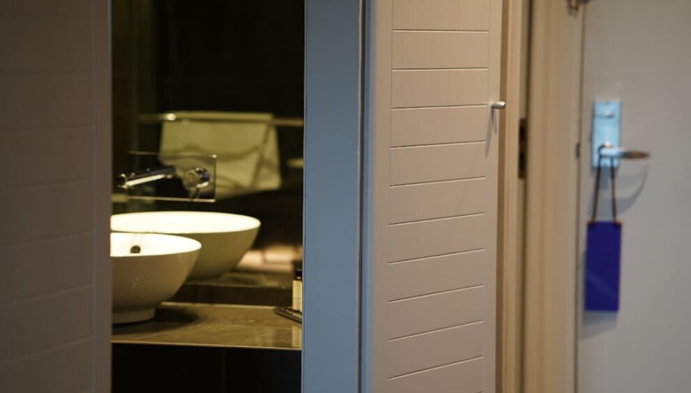 5 Jenis Bahan Pintu Kamar Mandi Terbaik dan Tahan Lama