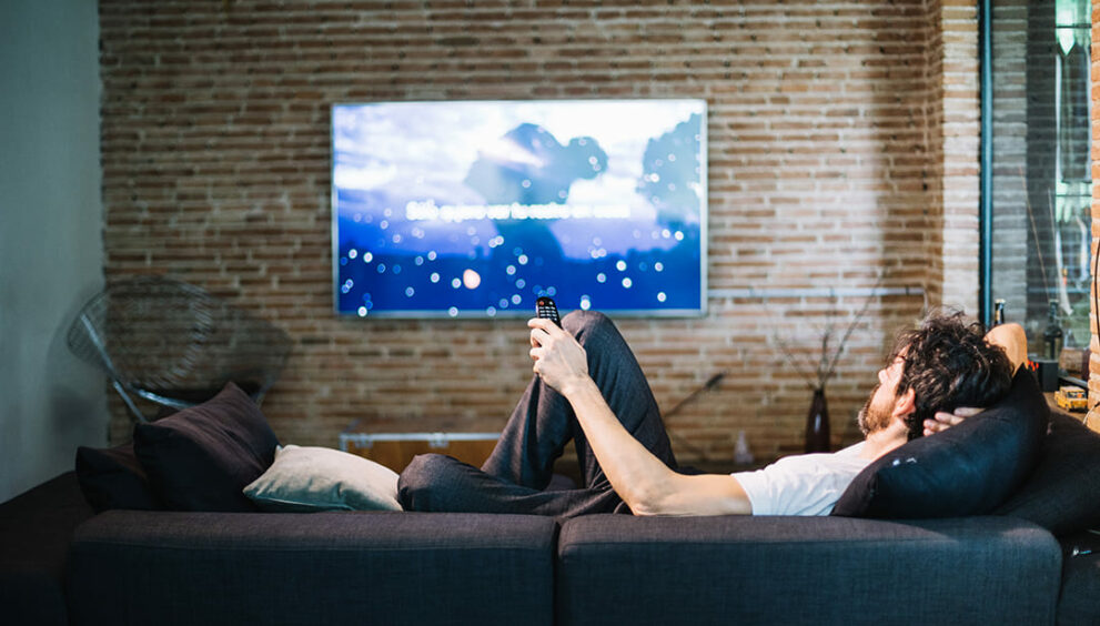 6 Smart TV 32 Inch Terbaik, Temani Anda Rebahan Seharian